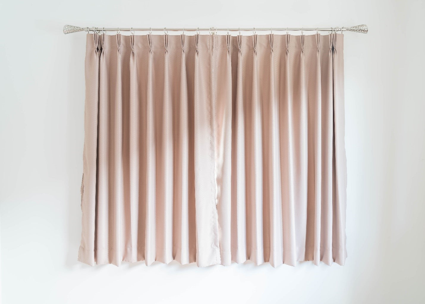 How To Customize Your Pinch Pleat Cafe Curtains for An Elegant Interior?